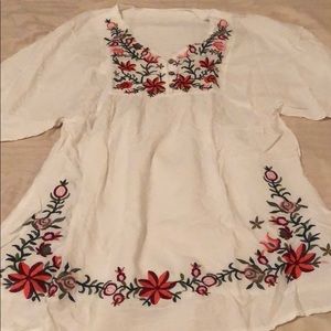 SALE 🍾 🆕 Embroidered top!! Beautiful!